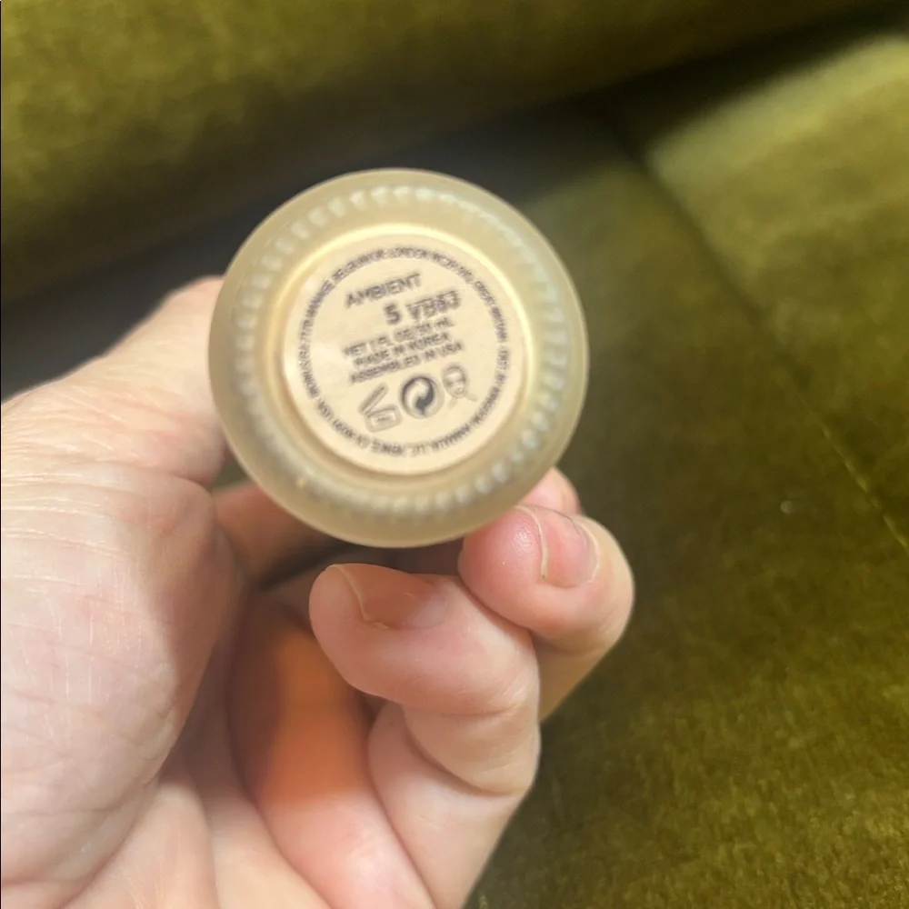 Hourglass soft glow foundation number 5 light with neutral undertones - Picture 4 of 5
